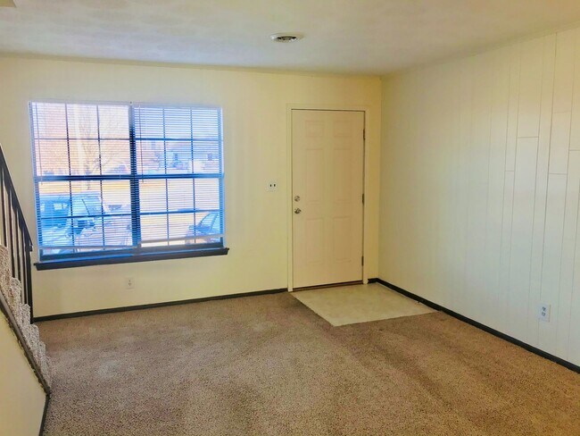 Building Photo - 2 Bedroom 1.5 bathroom Townhome
