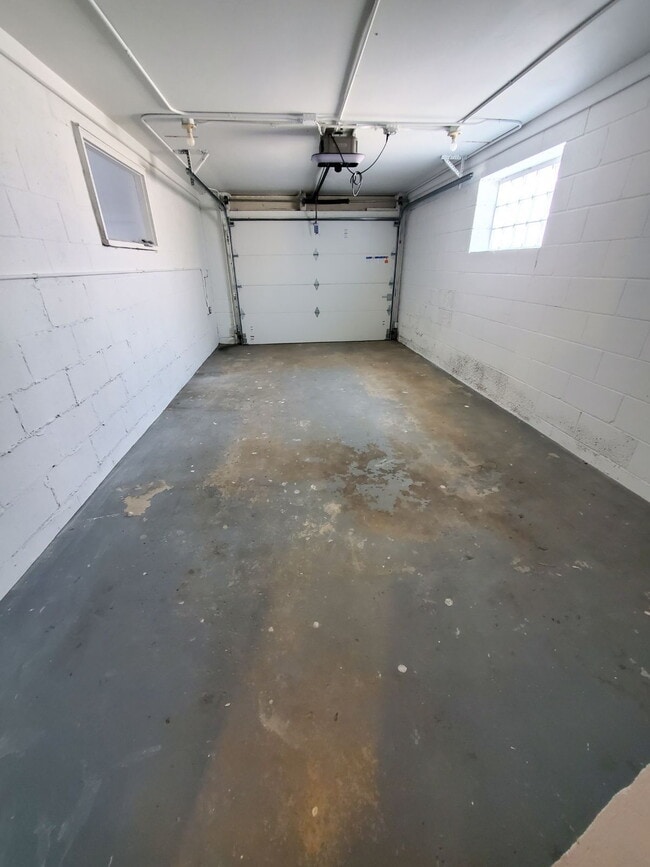 Building Photo - 2 bedroom with office - Check out video tour