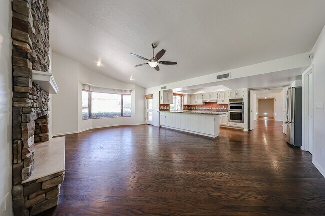 Building Photo - Scottsdale Country Club Living!