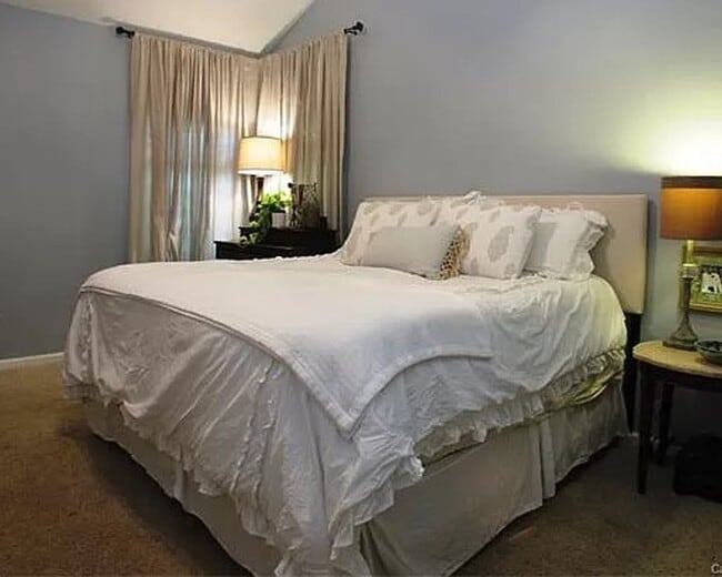 Building Photo - 3 bed 2.5 bath, Walk to Blakeney