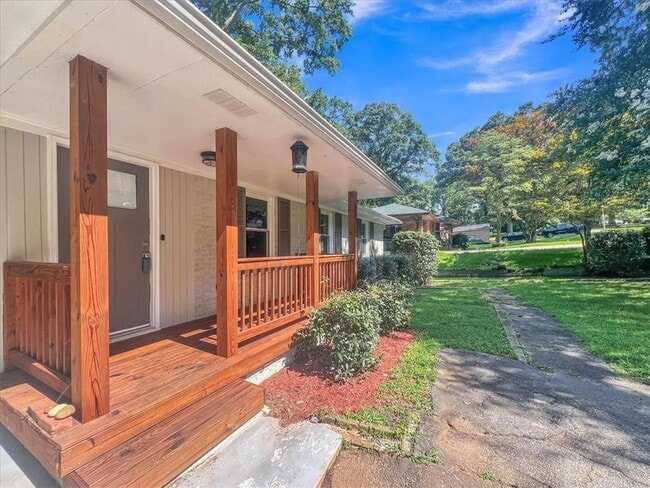 Building Photo - 2473 Harwood Dr