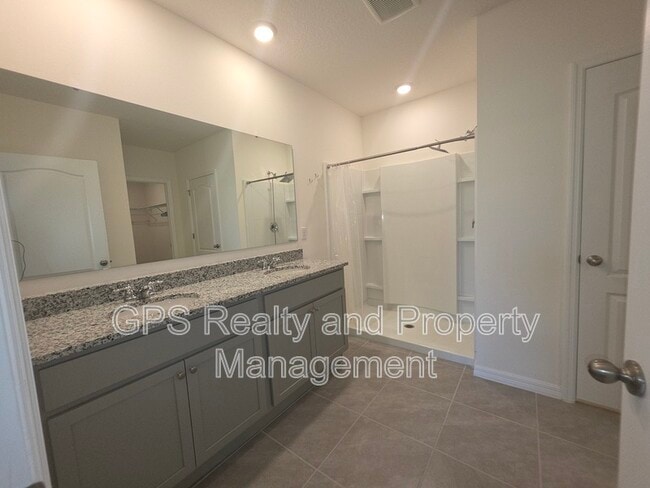 Building Photo - 33409 Country House Dr