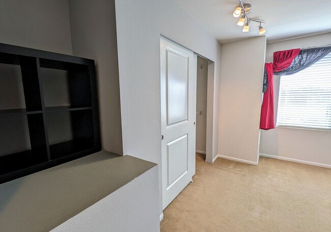 Building Photo - North Lynnwood Spacious Townhome with 2 car garage