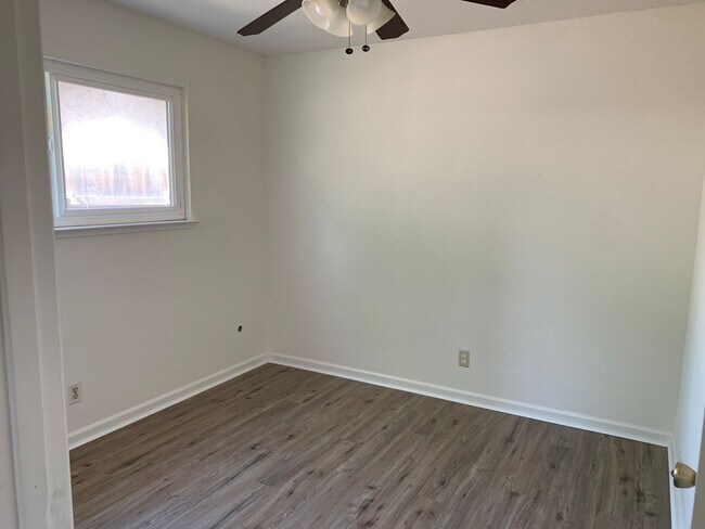 Building Photo - 4 Bedroom 2 Bath Ranch Style Home in Lemoore
