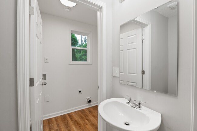 Building Photo - 102 Burdock Cir
