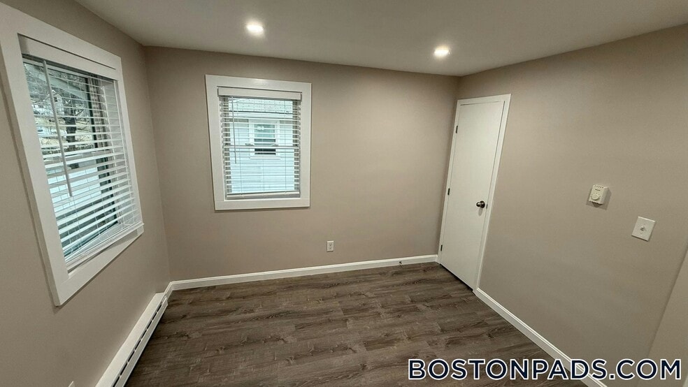 Building Photo - 10 Perry St