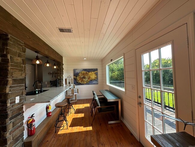 Building Photo - 896 Vaughn Rd