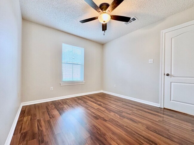 Building Photo - Serene 3BR Home in Peaceful Azalea Lakes