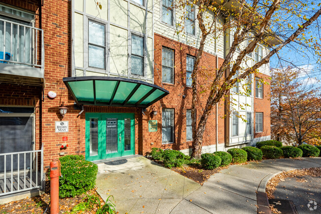 Entrance - West End Circle Condominiums