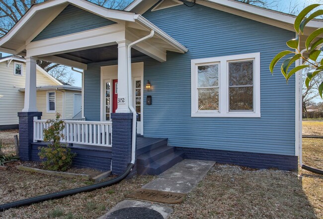 Building Photo - Charming 2-Bedroom Home with Spacious Back...