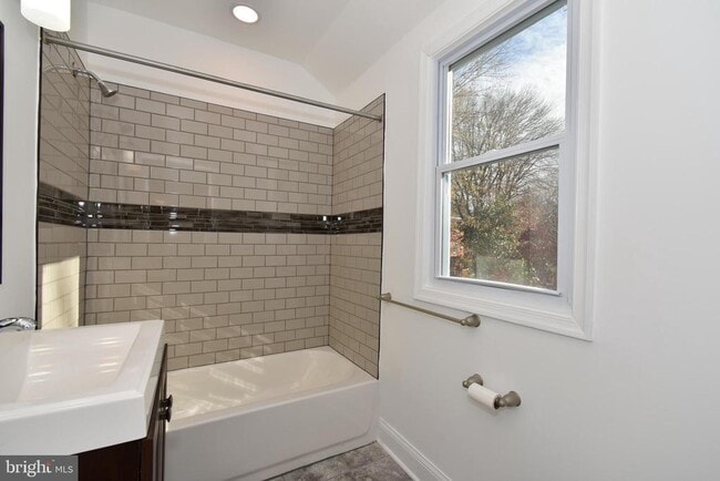 Building Photo - 2302 Dexter Ave