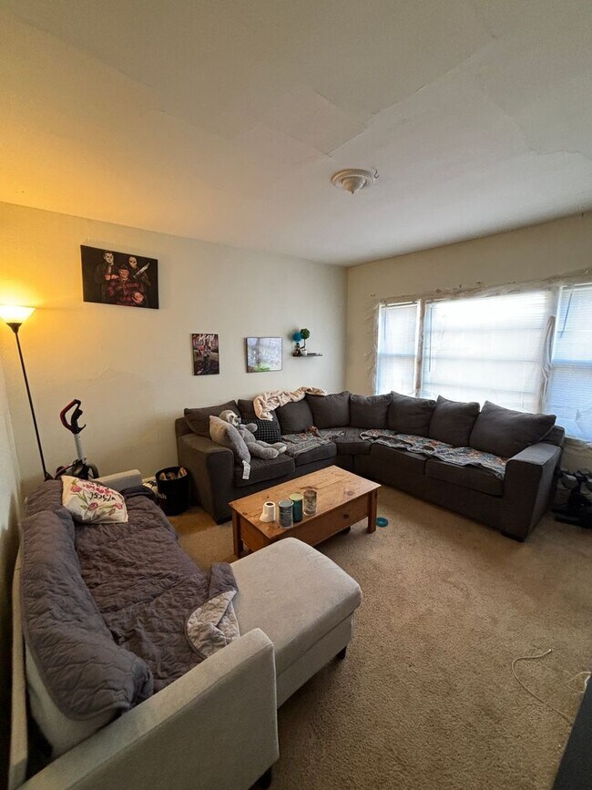 Building Photo - 2661-61B N Fratney St