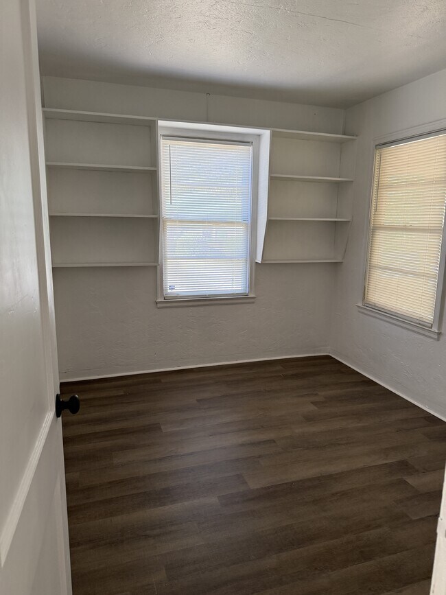 Building Photo - 656 NE Lake Dr