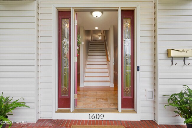 Building Photo - 1609 Lucerne Way