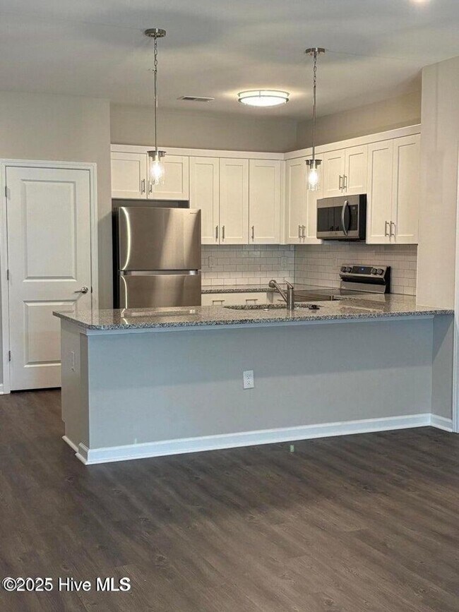 Building Photo - Special Offer! 18 month lease $1,375.00!!