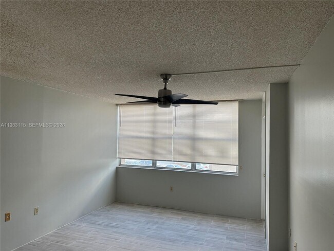 Building Photo - 1100 St Charles Pl