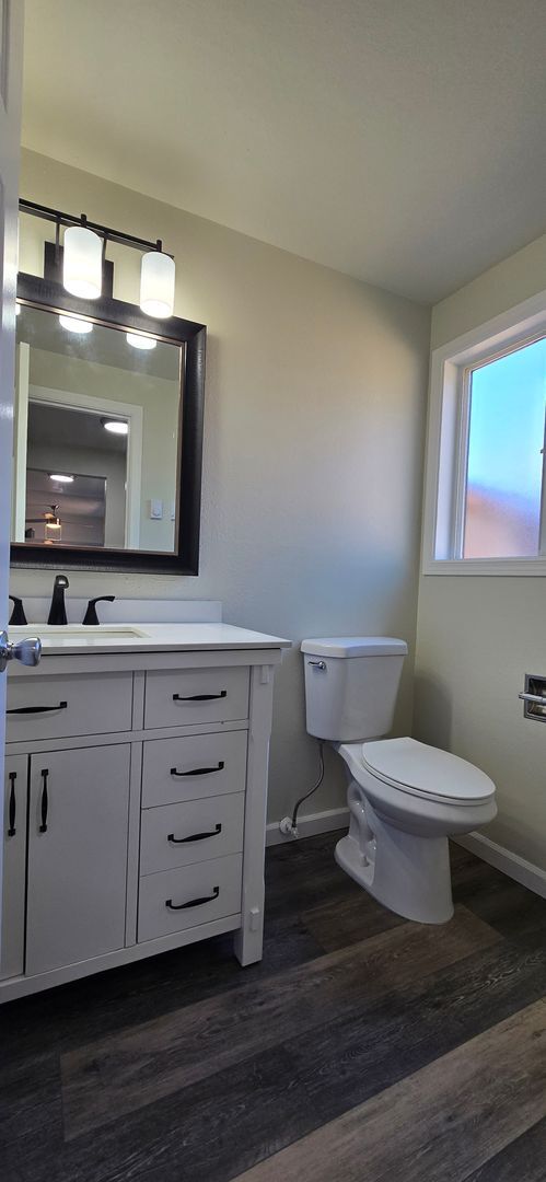 Building Photo - 2 Bedroom Townhouse *Move in Special*