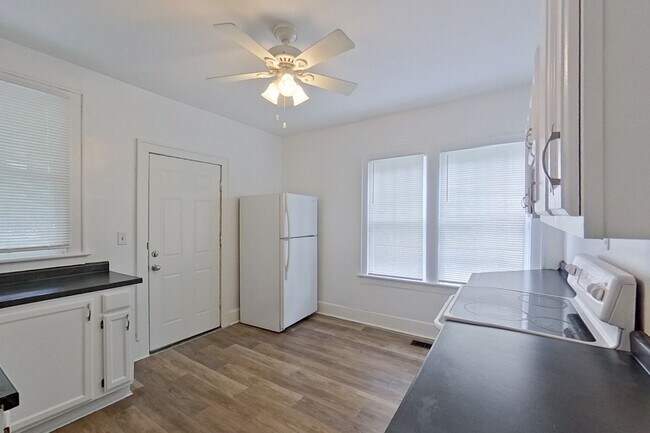 Building Photo - 461-463 Reinhard Ave