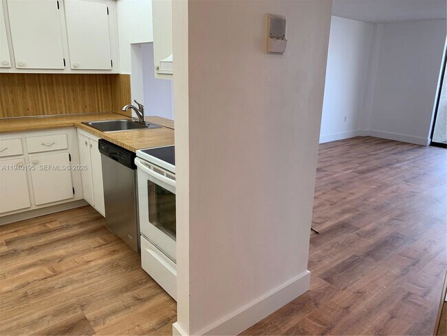 Building Photo - 16751 NE 9th Ave