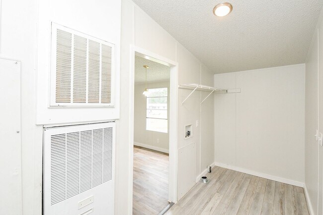 Building Photo - Double wide and magnificent Mobile Home in...