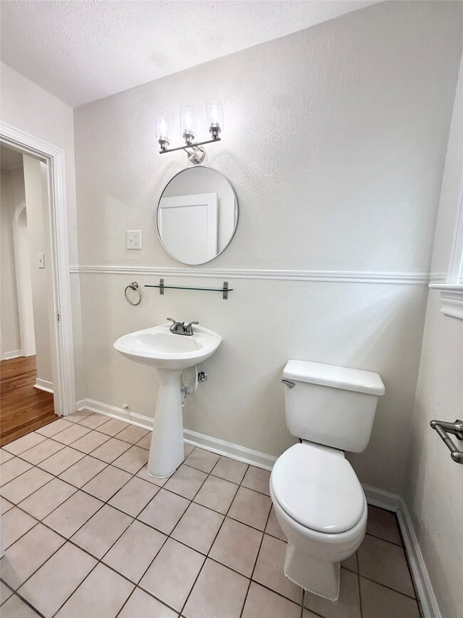 Building Photo - 813 Gale St