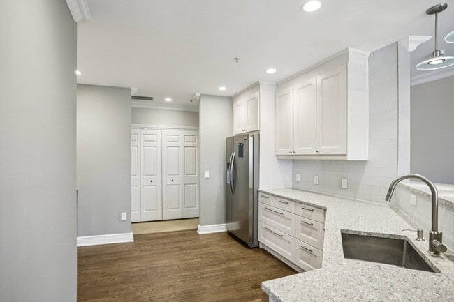 Building Photo - 343 The Promenade