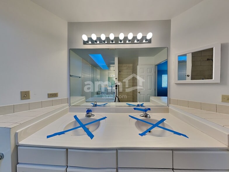 Building Photo - 626 David St