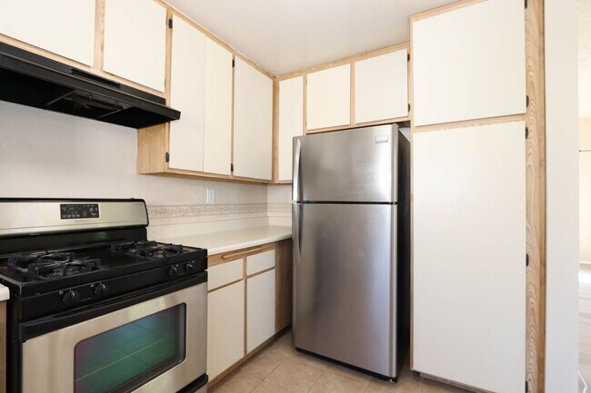 Building Photo - **24210 Sylvan Glen Rd #F Diamond Bar** 2 bedroom 2 bath Townhouse !!