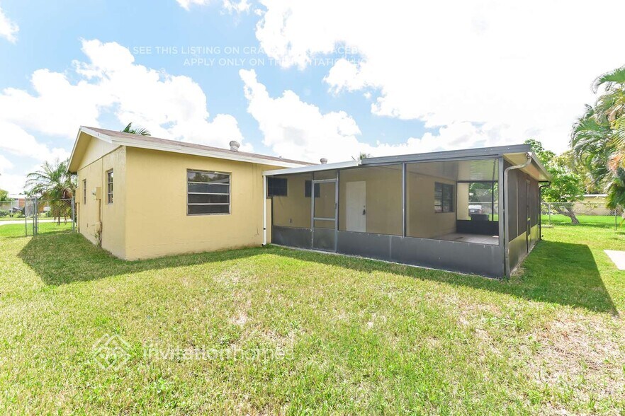 Building Photo - 10805 SW 142nd Ln