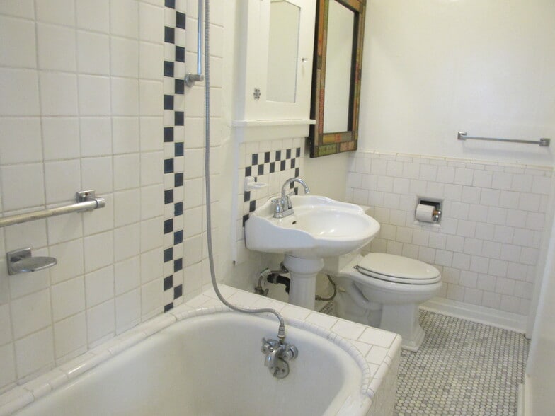 Bathroom - 502 N Vista St