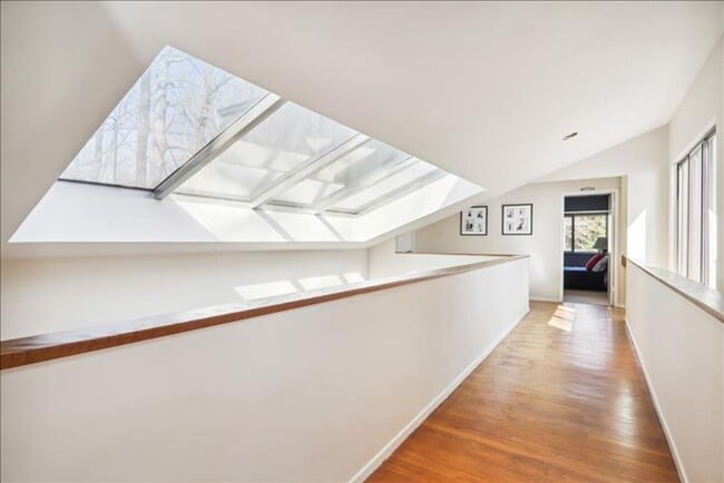 Building Photo - Uniquely located, and beautifully appointe...