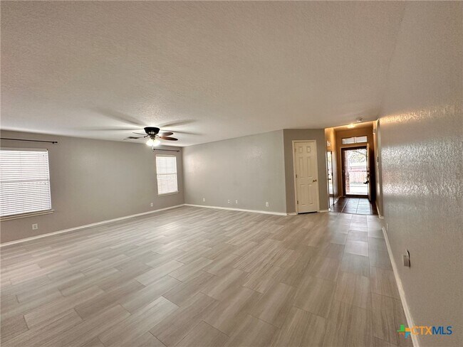 Building Photo - 2384 Medina Dr
