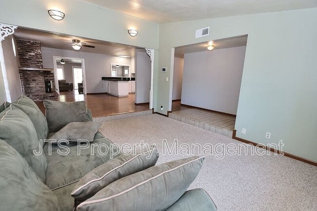 Building Photo - 2128 W La Loma Dr