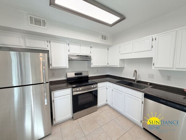 Building Photo - Charming 2BR townhome just steps from beautiful Cinco Bayou in Fort Walton Beach!