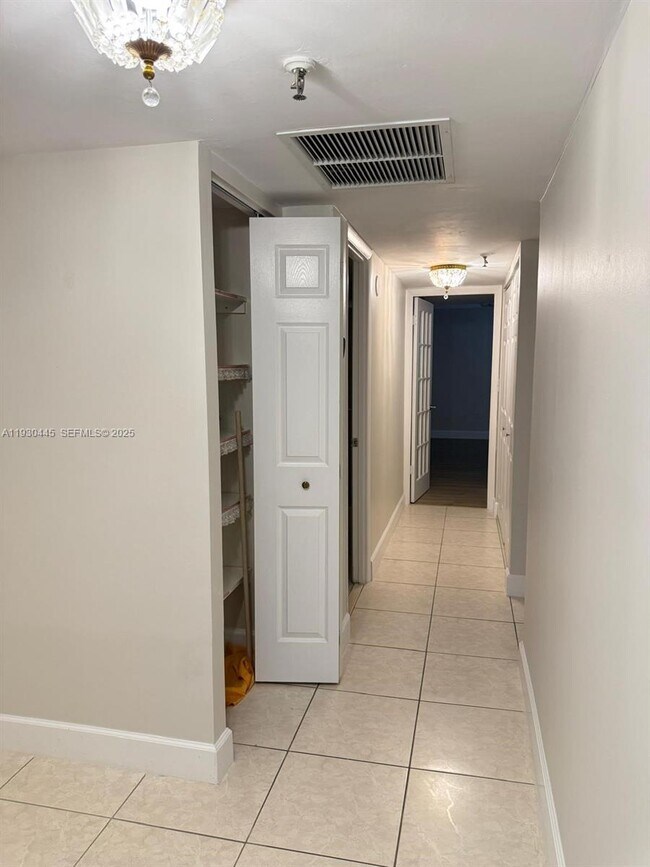 Building Photo - 671 NE 195th St