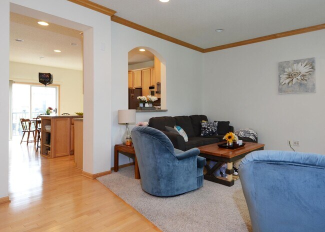 Building Photo - Spacious 4-Bed 3.5-Bath in Blaine - Available 6/10!