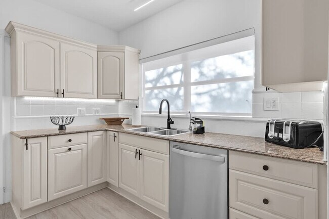 Building Photo - 704 NE 2nd St