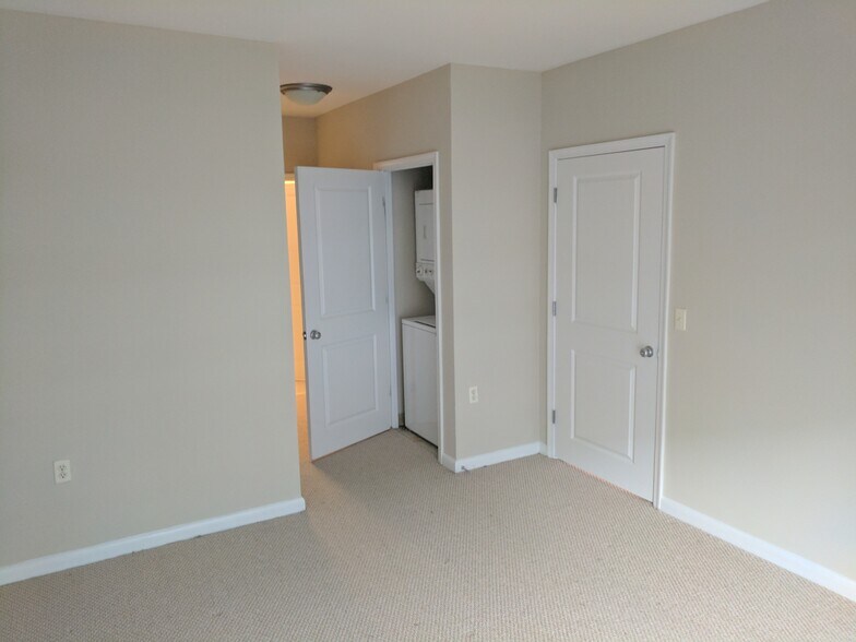 Bedroom - 851 N Glebe Rd