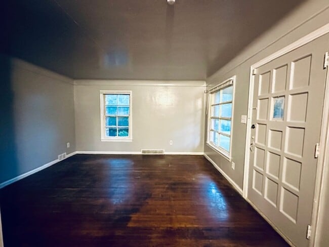 Building Photo - 4 Bedroom 1 Bath Welcome Section 8