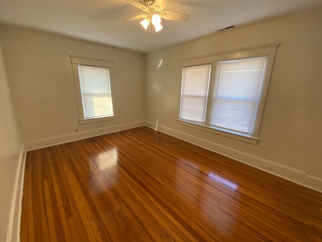 Building Photo - Spacious Duplex Unit Near Duke and Downtown / All Appliances and Fenced Backyard