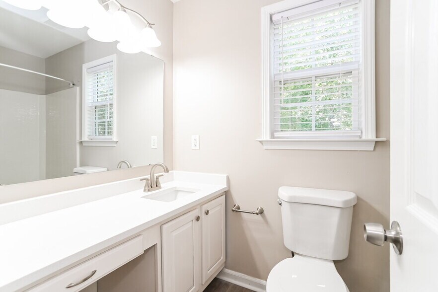 Building Photo - 3112 Queensdale Dr