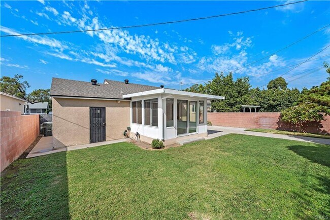 Building Photo - Charming Lakewood Home