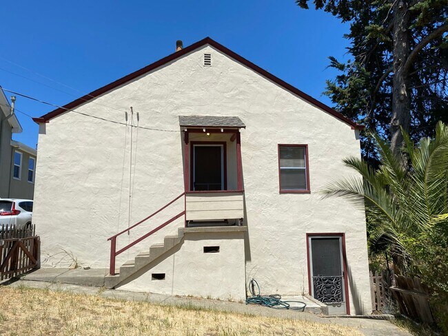 Building Photo - 226 W H St