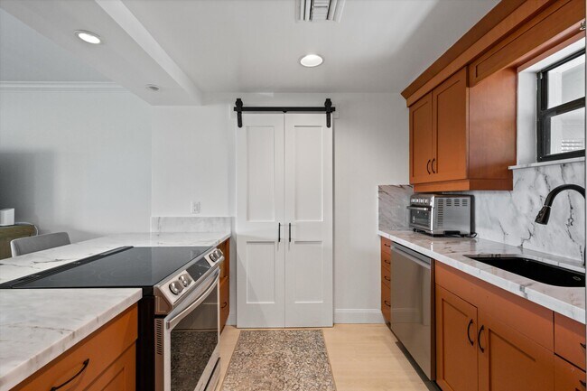 Building Photo - 11842 Pebblewood Dr