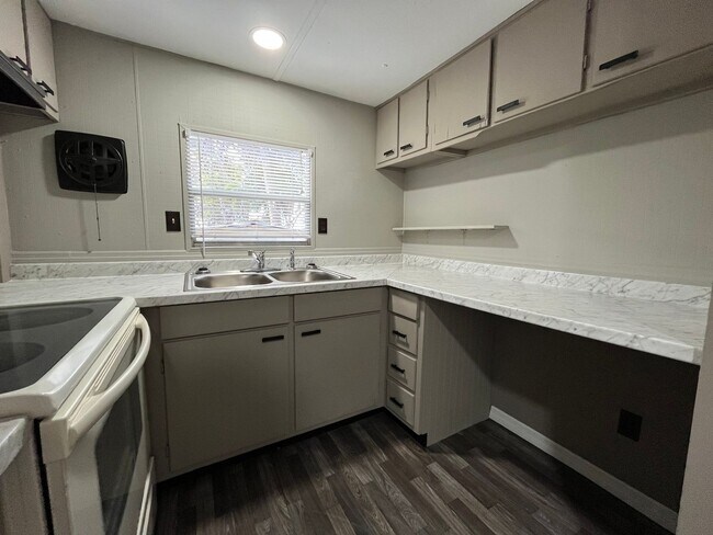 Building Photo - 12617 Palm Lake View