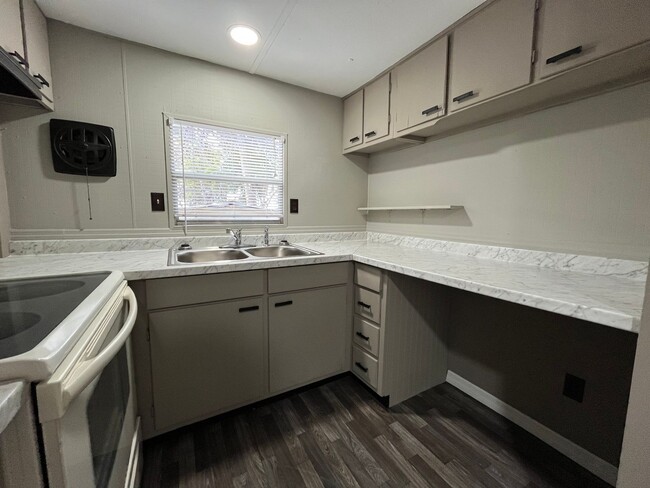 Building Photo - 2/1 Super Cute Newly Remodeled