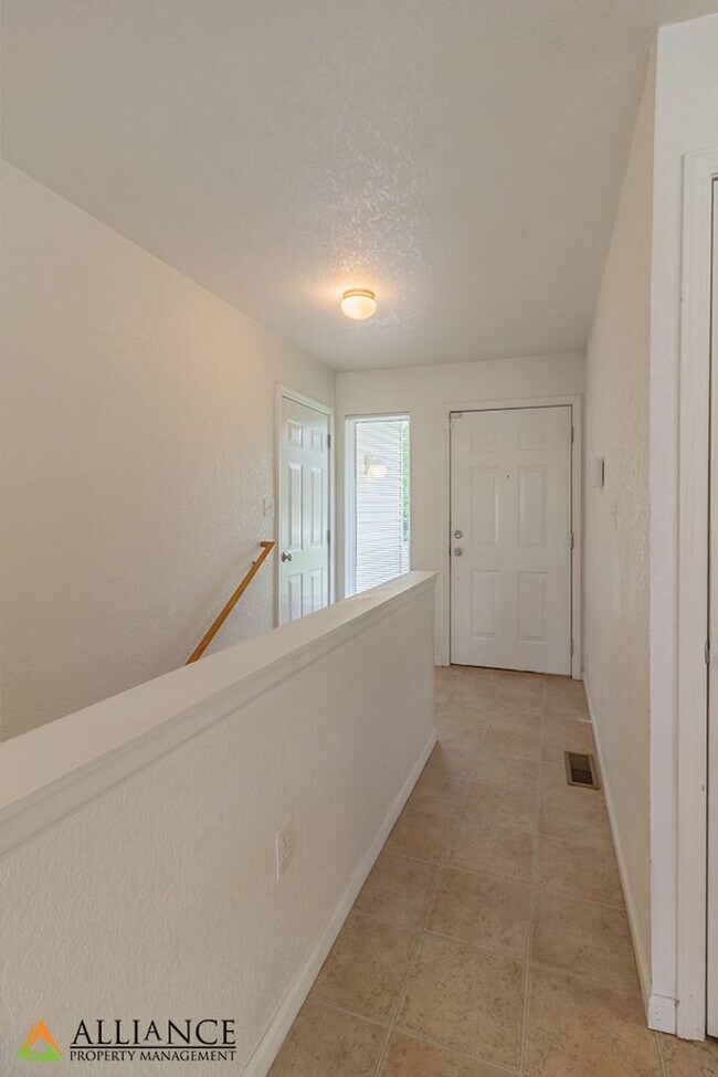 Building Photo - Balcony & Walkout Basement!