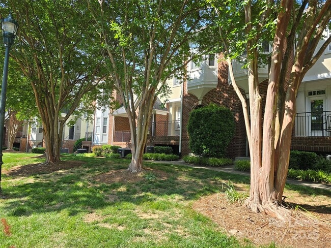 Building Photo - 14243 Richmond Park Ave