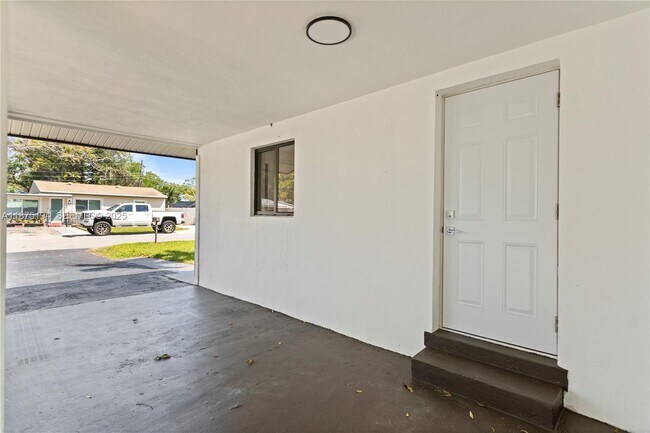 Building Photo - 1524 SW 32nd Ct