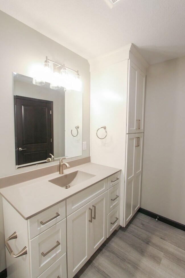 Building Photo - New! Beautiful 1 Bed, 1 Bath Accessible Ap...